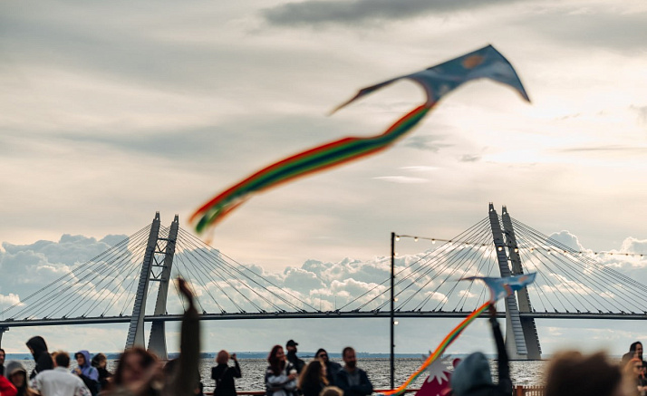 АНТОН ТУТ РЯДОМ