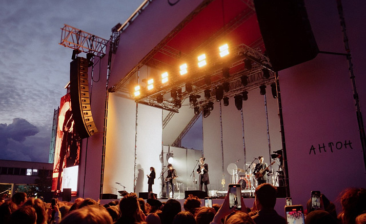 АНТОН ТУТ РЯДОМ